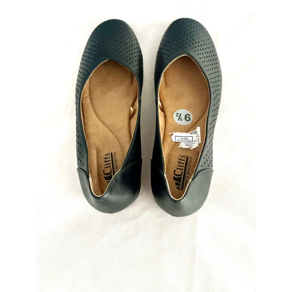 Cliffs by White Mountain Clara ballet flats Black Perforated design Size 9.5